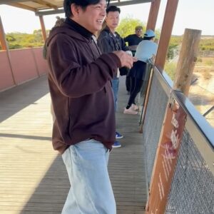 Dennis Chew Instagram - 昨天“蔡煌崇” 到了莫纳托野生动物圆 (Monarto Safari Park) 喂长颈鹿！🦒😍 

今天的行程也很精彩，早上来到了汉多夫(Hahndorf) 体验制作苹果馅饼，之后也前往了茱莉蔻农场 (Jurlique Farm) 参观！

明天会去哪里玩呢？记得锁定早上9点的 FB LIVE! ✌️

📅 5月13日 - 17日（星期一到五）
📟 8AM - 10AM （现场广播）
🔴 9AM - 10AM （Facebook Live)

#LOVE972 #早安玉建蔡煌崇