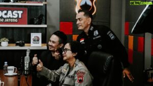 Denny Darko Instagram - Mengisi Podcast Polisine Jateng @humas_poldajateng dalam rangka HUT HUMAS POLRI ke-71 🙏🏻