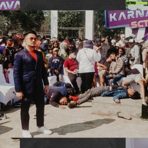 Denny Darko Instagram - Dilaporkan ada 33 korban yang berjatuhan di @karnaval_sctv di Sumedang hari Minggu kemarin. Namun tidak perlu risau, karena para korban tidak mengalami luka atau keadaan serius lainnya, tidak secuilpun, malahan berhasil bikin orang-orang sekitar sakit perut karena tertawa dan membuat suasana menjadi meriah.
Ya, mereka adalah korban hipnotis 😜 Terima kasih untuk semua yg sudah datang dan ikut memeriahkan!