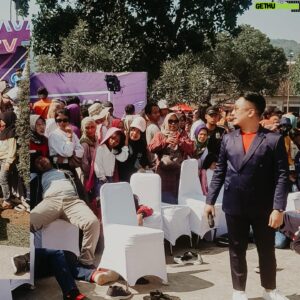 Denny Darko Instagram - Dilaporkan ada 33 korban yang berjatuhan di @karnaval_sctv di Sumedang hari Minggu kemarin. Namun tidak perlu risau, karena para korban tidak mengalami luka atau keadaan serius lainnya, tidak secuilpun, malahan berhasil bikin orang-orang sekitar sakit perut karena tertawa dan membuat suasana menjadi meriah.
Ya, mereka adalah korban hipnotis 😜 Terima kasih untuk semua yg sudah datang dan ikut memeriahkan!