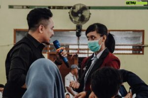 Denny Darko Instagram - Berkesempatan menjadi pengisi acara di Workshop 1000 Digital Content Creator di Balikpapan. Semoga ke depannya akan lahir content creator-content creator yang bisa membagikan ga hanya hiburan, tapi juga edukasi dan nilai moral ke kita semua. Terima kasih @fsrd_itb dan @intanrm atas kesempatan yg diberikan 🙏🏻