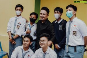 Denny Darko Instagram - Berkesempatan menjadi pengisi acara di Workshop 1000 Digital Content Creator di Balikpapan. Semoga ke depannya akan lahir content creator-content creator yang bisa membagikan ga hanya hiburan, tapi juga edukasi dan nilai moral ke kita semua. Terima kasih @fsrd_itb dan @intanrm atas kesempatan yg diberikan 🙏🏻