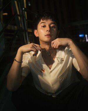 Derek Chang Instagram - -

簡單的穿著，不簡單的配飾，隨性漫步在初夏的夜晚，做一個酷熱的男人，又酷又熱。

ALLSAINTS全新飾品專門店
在微風信義 微風本館
去看看吧！

@allsaintstaiwan 
@allsaints_style 
#AllSaintsTaiwan

Hair |  @ajae_yt 
Make up | 小孟
Photo | @hellohenryboy