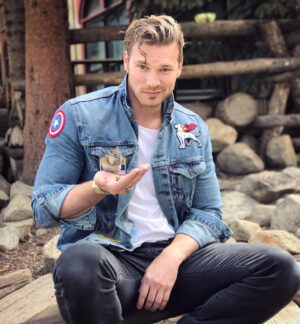Derek Theler Instagram - Made a new friend…
 Don’t tell Neptune! 🐿️