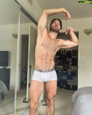 Derek Yates Instagram - Practicing poses for @nobetterevents happening in two weeks here in LA. Hope I’m doing it right 💁🏼‍♂️😜