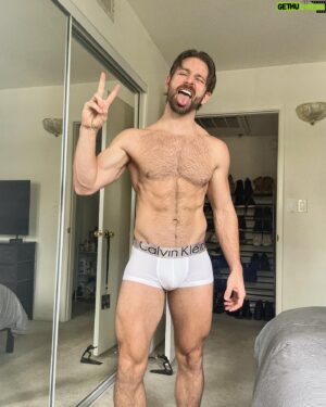 Derek Yates Instagram - Practicing poses for @nobetterevents happening in two weeks here in LA. Hope I’m doing it right 💁🏼‍♂️😜