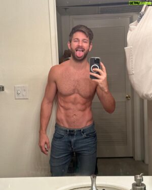 Derek Yates Instagram - Peace out shreds ✌🏻 Today is for the nom nom’s 😛

Hope you all have a great American Thanksgiving or a good whatever day that it will be for you 🦃 

What’s your favorite dish btw? Mine is my air fried turkey 🤤