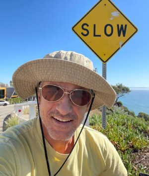 Dermot Mulroney Instagram - Cali Sunday #ilovelucy #slowandsteady #slowandsteadywinstherace 🐢🐕🦅 #chinchilla