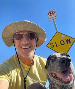 Dermot Mulroney Instagram - Cali Sunday #ilovelucy #slowandsteady #slowandsteadywinstherace 🐢🐕🦅 #chinchilla