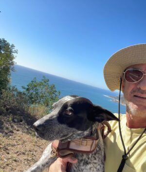 Dermot Mulroney Instagram - Cali Sunday #ilovelucy #slowandsteady #slowandsteadywinstherace 🐢🐕🦅 #chinchilla
