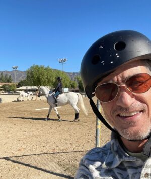 Dermot Mulroney Instagram - Cali Sunday #ilovelucy #slowandsteady #slowandsteadywinstherace 🐢🐕🦅 #chinchilla