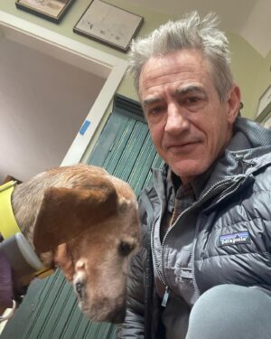 Dermot Mulroney Instagram - quick trip to the Cape for some mom time ❤️ Annie is hanging in there too 🐾 #nausetbeach #redbonecoonhound #mozartinthejungle poster 🙏 we miss you dad