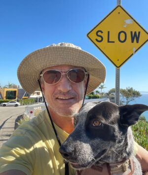 Dermot Mulroney Instagram - Cali Sunday #ilovelucy #slowandsteady #slowandsteadywinstherace 🐢🐕🦅 #chinchilla
