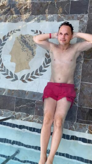 Derrick Barry Instagram - I spent my birthday @CaesarsPalace at my favorite pool in Las Vegas. Look at these gorgeous views! Thank you to the Caesars team for kicking off my 40th with incredible VIP treatment & a Bacchus Cabana. I feel like I’ve Just Begun Having My Fun!

Video: @NickSanPedro