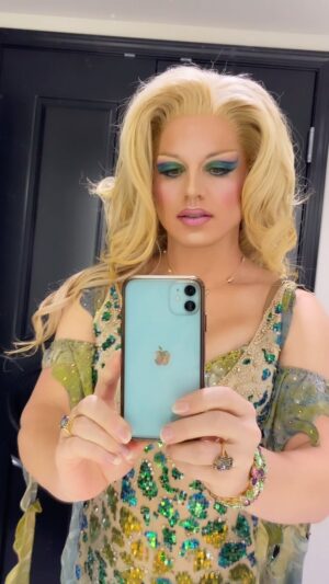 Derrick Barry Instagram - What’s your favorite step or product in your morning/evening makeup routine?

I feel complete after highlighting my lips and doing my eyeliner & mascara/lashes.

Hair: @nicksanpedro
Gown: @roberto_cavalli