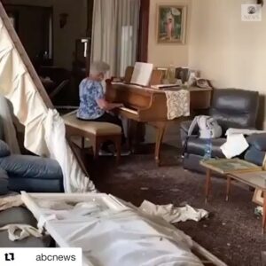 Derya Alabora Instagram - felaketlerin ruhumuzda açtığı yaralar bazen bir büyükannenin piyanosunun tuşlarında dile gelebilir. #prayforbeirut
