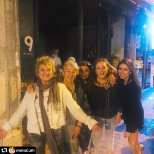 Derya Alabora Instagram - #repost @melocum
・・・
Bütün kızlar toplandık🥂💋