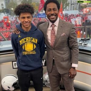 Desmond Howard Instagram - Always appreciate the love from my home state. Today's version of take Lil Twin to work day!