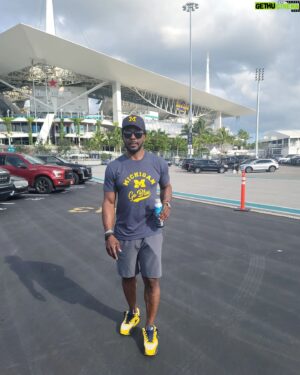 Desmond Howard Instagram - Yesterday...The Shoe.
Today...Hard Rock.
#football