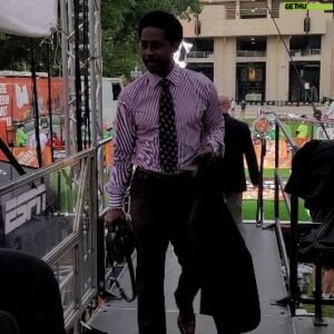 Desmond Howard Instagram - We got a nice crowd in South Bend. I appreciate the love, so classy.
Who you got @ohiostatefb or @ndfootball?
#collegegameday