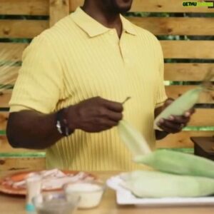 Desmond Howard Instagram - Step up your tailgate! @HomeDepot offers products to help you impress your tailgate crew, like the Traeger Grills Ironwood XL Wi-Fi Pellet Grill and Smoker with wood fired flavor that tastes better! #Ad #HomeDepotPartner #TraegerGrills