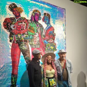 Desmond Howard Instagram - I had a wonderful time at #artbaselmiami with @bisabutler @johnnyjbutler_. Swipe thru to look at a few of the amazing pieces. 
"Salt-n-Pepa" Bisa Butler (w/Pharrell)
"Our Grace"  Calida Rawles
"Solo of Raven"  Antonius-Tin Bui
"Hug From Behind"  Amoako Boafa
#artbasel