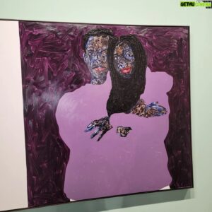 Desmond Howard Instagram - I had a wonderful time at #artbaselmiami with @bisabutler @johnnyjbutler_. Swipe thru to look at a few of the amazing pieces. 
"Salt-n-Pepa" Bisa Butler (w/Pharrell)
"Our Grace"  Calida Rawles
"Solo of Raven"  Antonius-Tin Bui
"Hug From Behind"  Amoako Boafa
#artbasel