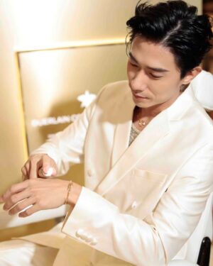 Desmond Tan Instagram - Step into a world of pure luxury at the @Guerlain Orchidée Impériale Gold Nobile Pop-Up, right in the heart of Changi Airport Terminal 1 Departure Transit! Get ready to be dazzled by the exclusive Changi 1st Exceptional Piece Eid Rendezvous – featuring the brand-new Perle Impériale, decked out with crystals and pearls, all nestled snugly in Guerlain's iconic Bee Bottle. 

Hurry, this lavish experience is only available until May 19! And for an extra treat, don't forget to snag some Guerlain Orchidée Impériale Gold Nobile goodies at @ShillaDutyFreeSG stores across @ChangiAirport terminals and on iShopChangi.com. It's time to pamper yourself like royalty! 👑 

#Changi1st #ShillaDutyFreeSG #Guerlain #OrchideeImperialeGoldNobile #GuerlainSkincare 

SPECIAL THANKS:   
STYLING BY @ojnjenine 
JEWELERY BY @cartier
GROOMING BY @alisontay.makeup