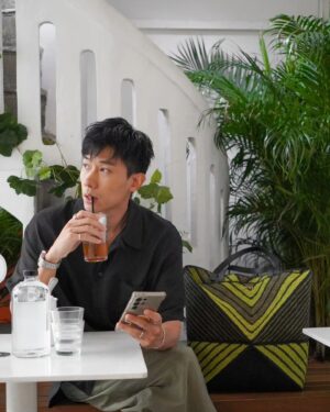 Desmond Tan Instagram - comfy vibes, yummy bites 🍃🧇

好久没这样停下来歇一歇了。 
这两个多月的时间都去哪了？ 
日子过得飞快，每天都有忙不完的学习。 
新的生活节奏让我体会到不同的色彩。

P.S. 新发型，喜欢吗？😉