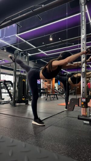 Dessy Slavova Instagram - 💪🏼 @annie_dimitrova 🍑