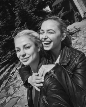 Dessy Slavova Instagram - 🎥 “Refuge” 
@sophiesimnett ☀️💛
