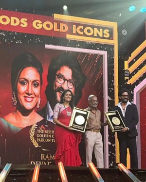 Devadarshini Instagram - Extremely happy to have received this award for my most favorite project- Ramani vs Ramani. Thank you @lingam_nagarajan for creating this magic. Thank you @ram.g_ram for being an amazing co-actor. Thank you @chetan_k_a @niyathiiii_ for your support. Thank you @behindwoodsofficial for this honour! Missing Ramya kutty❤️