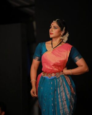 Devaki Rajendran Instagram - Adding some photos from the show. 
@ajithachuu thank you so much for these lovely captures.

#onam #celebration #festival #keralatourism #bharatanatyam #expression #dance #traditional #devakirajendran #chasingemotions #gratitude