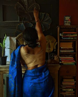 Devaki Rajendran Instagram - Uda jaayere!

#music #melodies #love #lovesongs #saree #devakirajendran #chasingemotions 

Picture by @smkruckfules 
At @cafesarwaa