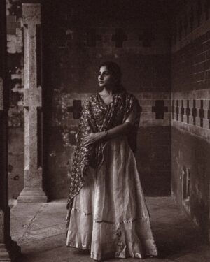 Devaki Rajendran Instagram - Look.

Photo by @vkviiii 

#shadow #curves #shooting #photooftheday #light