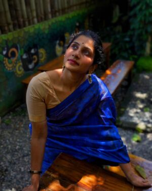 Devaki Rajendran Instagram - Play with the light a bit. 
Play with the colour a bit.

Wearing this beautiful saree achan selected many years ago. He does have an eye for good stuff. @dog.ma_yarns thank you for giving me the budday gifts.. 

Captured by @smkruckfules at @cafesarwaa