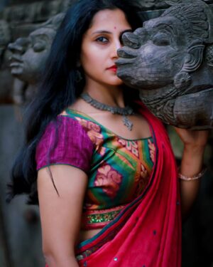 Devaki Rajendran Instagram - There's something so enchanting about these colours. 

Photo by @hari_krishna_cn1 when I finally decided to go to Bangalore and take that dance video with @rajjyotirmayee . 
#india #color #pop #ethnicwear #traditional