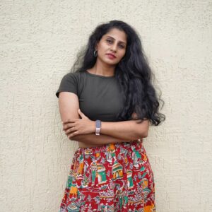 Devaki Rajendran Instagram - Okay, 
Last of these photos. Promise. 
@unnisurendran thank you for promptly clicking these for us.

#photooftheday #KeralaCrimeFiles #kcf #Webseries #DisneyHotstarMalayalam #devakirajendran