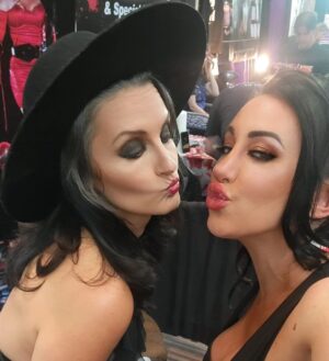 Devanny Pinn Instagram - Thank you @spookyempire and @spookyempirefilmfest for an incredible weekend!!
Photo dump #1 of #TheBlackMass screening, panel, signing and fun.
Big lovin to my coproducer @officialmichelleromano , my fantabulous new con reps @statik_talent_agency_llc , and our iconic  actresses @jennylouwonder and @kathleenkinmont for joining in on our poster signing ❤️ 
.
Loved seeing my Speed Train costar @undertheseascout do her show live and my #Breakout star @briankrause21 too! Watch him absolutely slay in the film -out now ;)
Appreciate everyone who stayed up late to watch #TheBlackMass and participate in our serial killer discussion sat night!! Ty ty @andyoufilms
Loved meeting and getting spooky with you, Spooky Empire! Happy 20th!

#spookyempire #screamqueens  #halloween #filmmaking #filmfest
