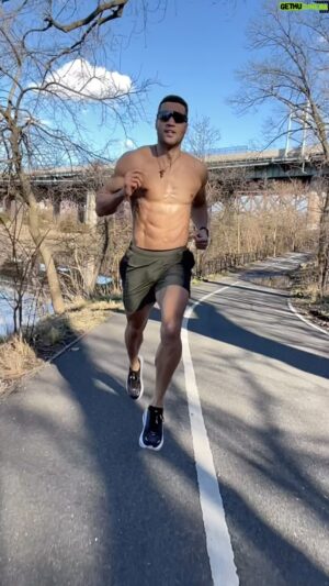 Devin Goda Instagram - Sight seeing🏃🏽‍♂️

Get out and get some steps and fresh air☀️

#faithandfitness #running #workout #fitnessmotivation #weekendvibes