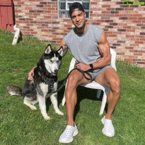 Devin Goda Instagram - Life’s always better when a pups around👌🏽

Do you agree or do you agree😆

#home #siberianhusky