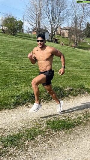 Devin Goda Instagram - This is how I used to run home when dinner was ready🏃🏽‍♂️💨

#faithandfitness #run #workout #vibes