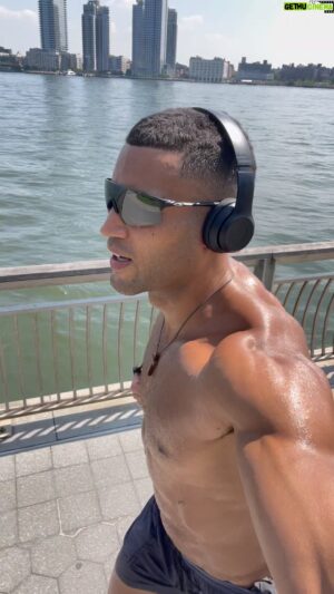 Devin Goda Instagram - If you want to enjoy your walks and runs more, find some nice scenery to look at✔️

#faithandfitness #running #workout #happyfriday