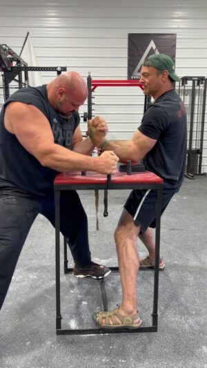 Devon Larratt Instagram - Putting in some work on the Arm Wrestling table with @devlarratt 💪

Things are getting interesting….

Test your frame #armwrestling 

#devonlarratt #brianshaw #shawstrength