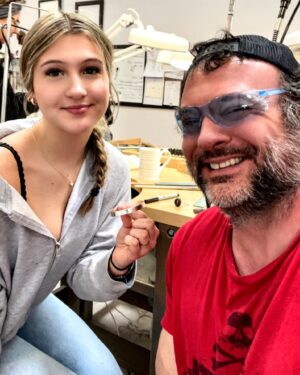 Devon Larratt Instagram - Arts and crafts with the great @habree.larratt ❤️
Thanks for getting us out the door Redbird:)