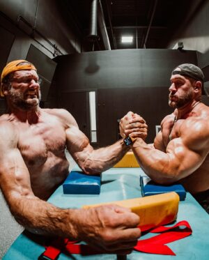 Devon Larratt Instagram - 300lb PRO BODYBUILDER versus @devlarratt? Who you got? 👀💪🏼 Try convincing people from the streets that the guy on the right actually crushes the guy on the left. 😂 
.
🔸  BUY YOUR TICKETS RIGHT NOW 👉 @fitlogclassic because Pure Muscle & Fitness Expo is where it's at! [link in bio]
.
Quebec's biggest fitness event brings you a show you won't want to miss!
.
————————
.
Vous vous demander à quoi ressemble un PRO BODYBUILDER de 300 livres versus Devon, sur qui mises-tu ?? 👀💪🏼
.
🔸 et bien ACHETEZ VOS BILLETS DÈS MAINTENANT car c’est à  l’Expo Pure Muscle & Fitness que ça se passe! [lien dans la bio]
.
Le plus gros événements de fitness au Québec vous offre un show à ne pas manquer
.
📸 @big.3.media