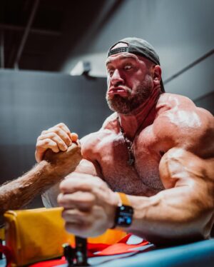 Devon Larratt Instagram - 300lb PRO BODYBUILDER versus @devlarratt? Who you got? 👀💪🏼 Try convincing people from the streets that the guy on the right actually crushes the guy on the left. 😂 
.
🔸  BUY YOUR TICKETS RIGHT NOW 👉 @fitlogclassic because Pure Muscle & Fitness Expo is where it's at! [link in bio]
.
Quebec's biggest fitness event brings you a show you won't want to miss!
.
————————
.
Vous vous demander à quoi ressemble un PRO BODYBUILDER de 300 livres versus Devon, sur qui mises-tu ?? 👀💪🏼
.
🔸 et bien ACHETEZ VOS BILLETS DÈS MAINTENANT car c’est à  l’Expo Pure Muscle & Fitness que ça se passe! [lien dans la bio]
.
Le plus gros événements de fitness au Québec vous offre un show à ne pas manquer
.
📸 @big.3.media