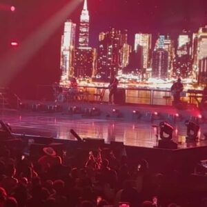 Devon Taylor Instagram - All Night Long‼️ #MJB #goodmorninggorgeoustour #ThankYouGod4MyGift