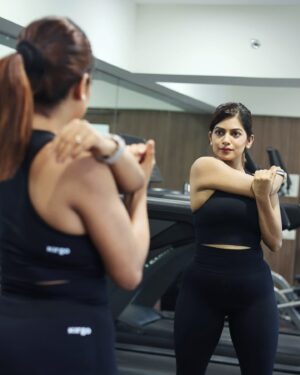 Dhamnashree Kadgaonkar Instagram - One can choose to go back to safety 
or forward toward growth..

Activewear by @kirgostore 🩶🩶🩶
📸 by @hrphotography_5 

[dhanashri Kadgaonkar , gymwear , Instagramfeed ]