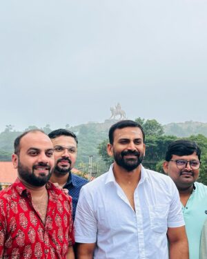 Dhananjay Instagram - ಮಲೆ ಮಾದಪ್ಪನ ಸನ್ನಿಧಿಯಲ್ಲಿ🙏
ಉಘೇ ಮಾದಪ್ಪ🙏